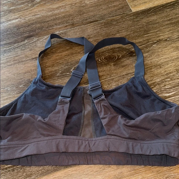 Under Armour Black Sports Bra - Picture 3 of 3
